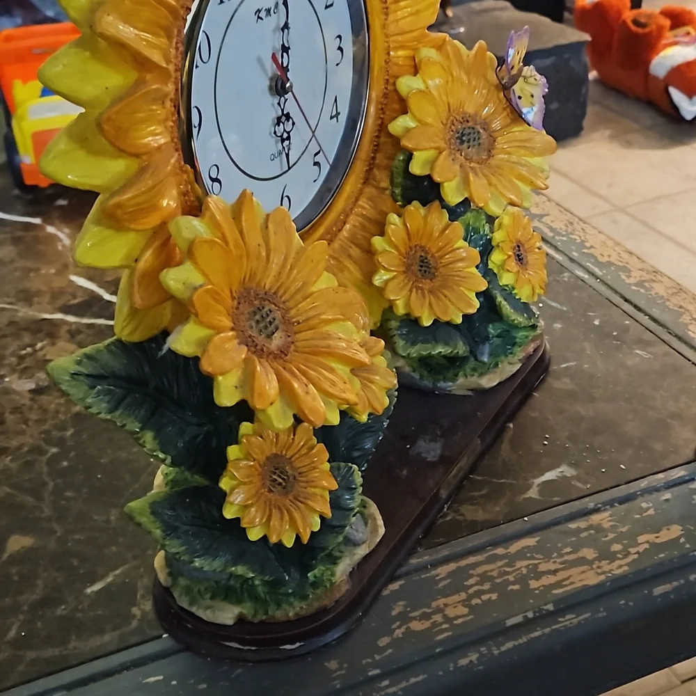 it's a table clock - Picture 4 of 4